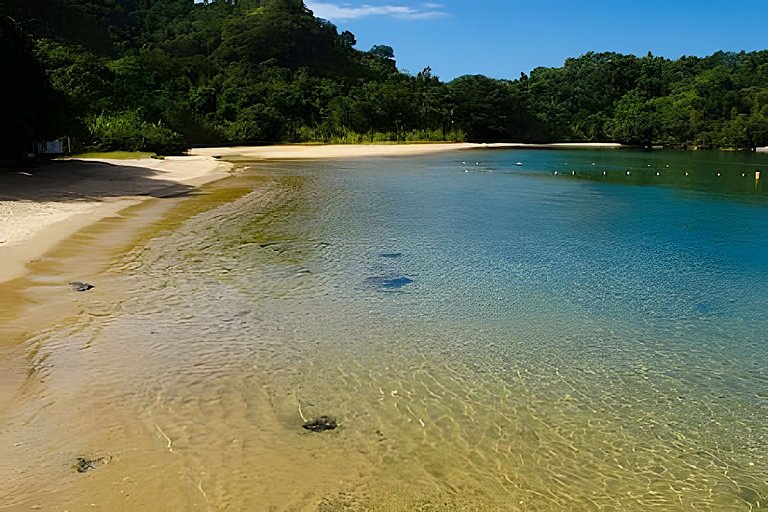 Casa 4 Suítes, Piscina e Churrasqueira Próx Praias