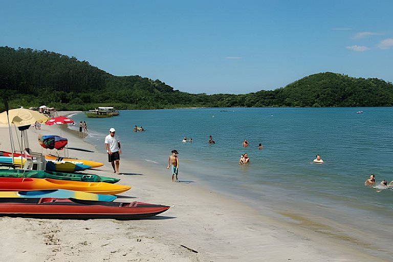 Casa 4 Suítes, Piscina e Churrasqueira Próx Praias
