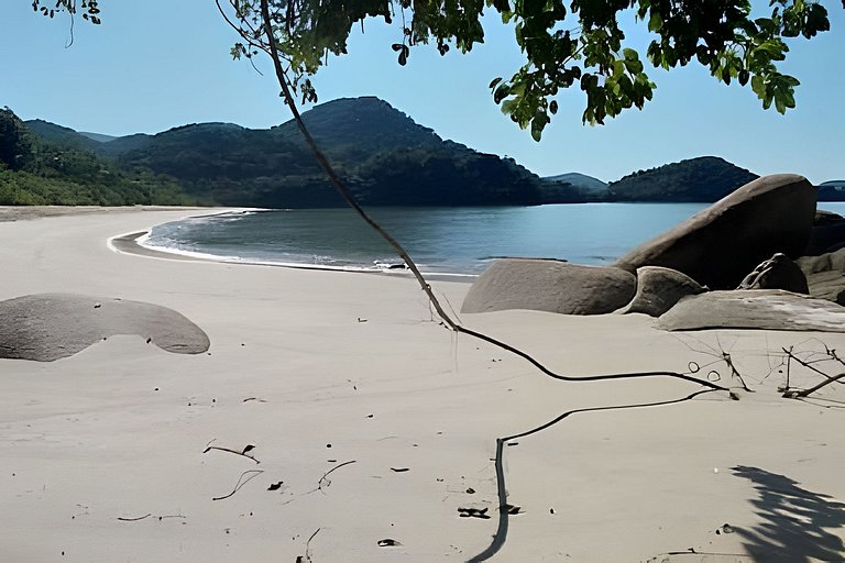 Casa 4 Suítes, Piscina e Churrasqueira Próx Praias