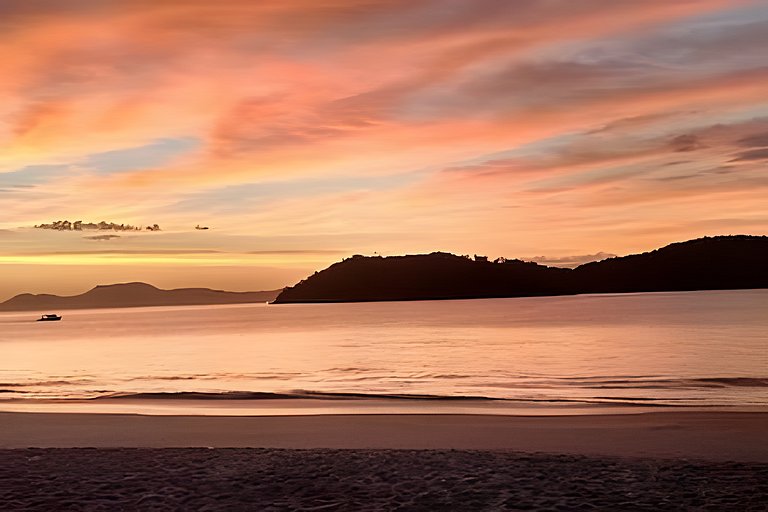 Casa 4 Suítes, Piscina e Churrasqueira Próx Praias