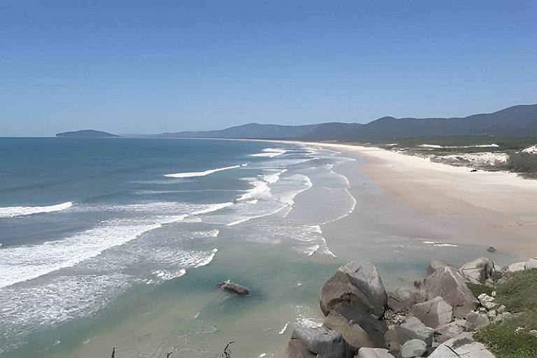 Casa 2 quartos, 6 pessos, perto da praia, ar condicionado, w