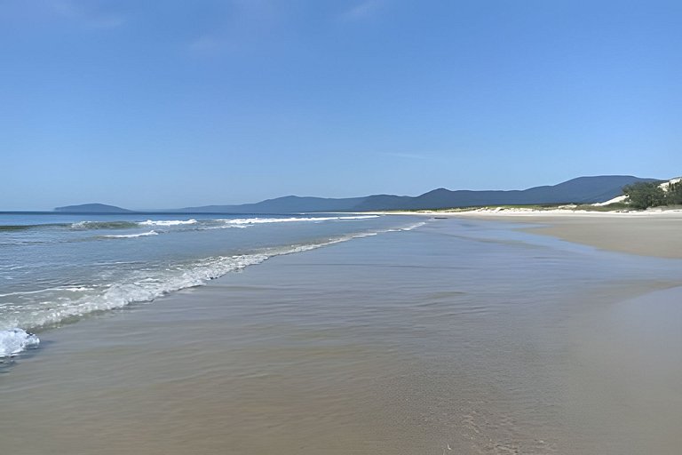 Casa 2 quartos, 6 pessos, perto da praia, ar condicionado, w