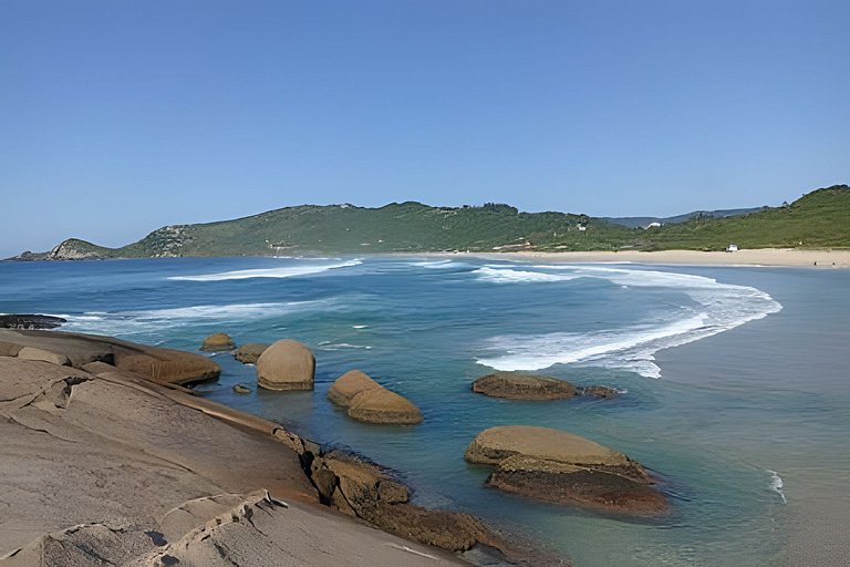 Casa 2 quartos, 6 pessos, perto da praia, ar condicionado, w