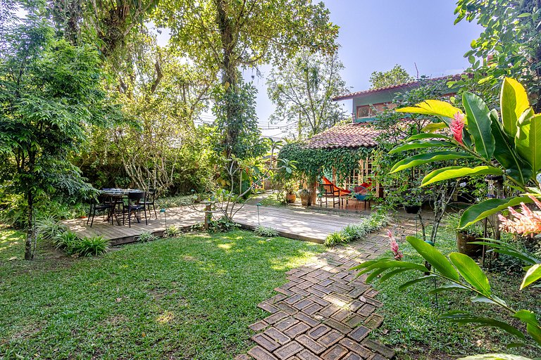 Casa deliciosa 1min da praia Baleia ar condicionad