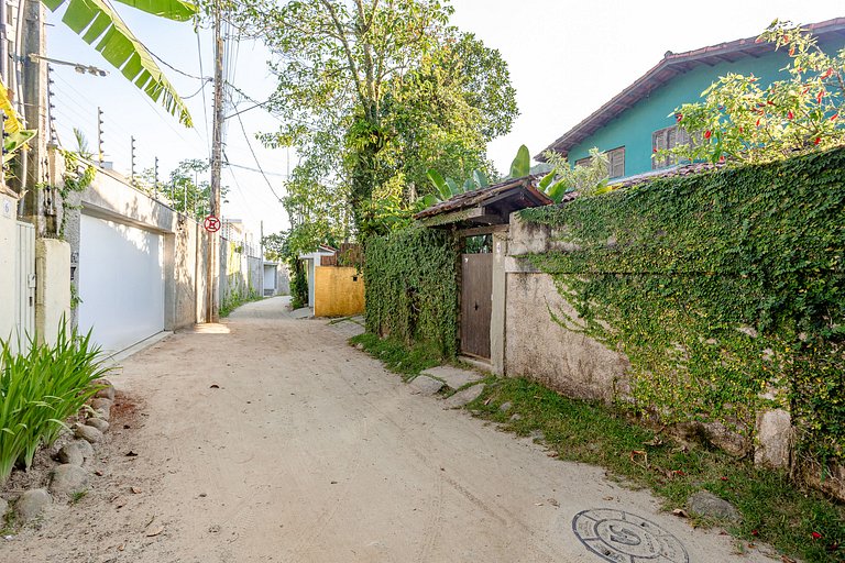 Casa deliciosa 1min da praia Baleia ar condicionad