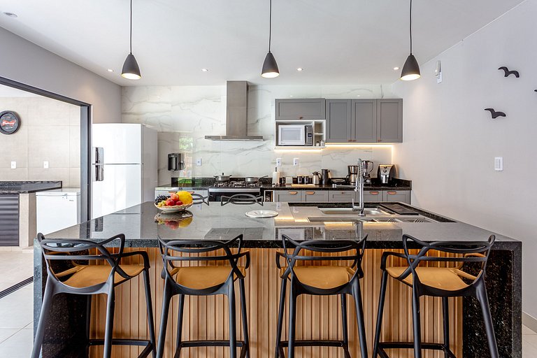 Casa 4 Suítes, Piscina e Churrasqueira Próx Praias