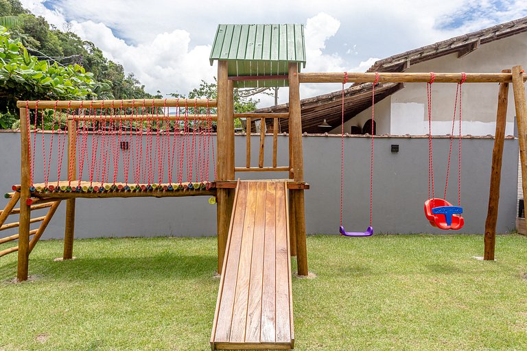 Casa 4 Suítes, Piscina e Churrasqueira Próx Praias