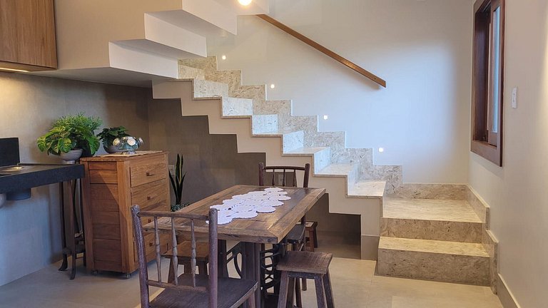Casa Duplex: suíte, cozinha completa, 2 banheiros
