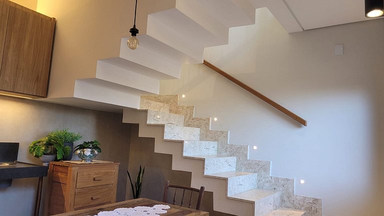 Casa Duplex: suíte, cozinha completa, 2 banheiros