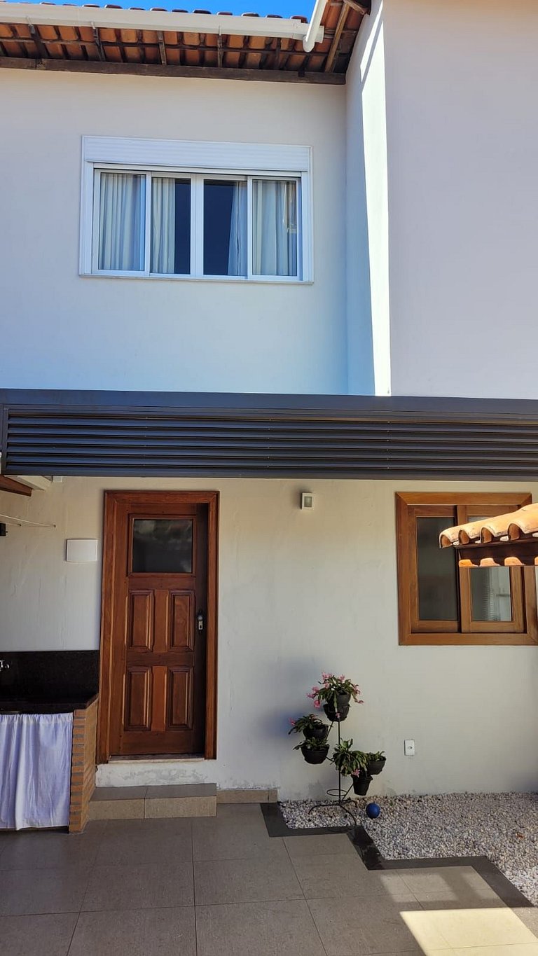 Casa Duplex: suíte, cozinha completa, 2 banheiros