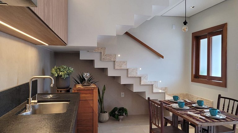 Casa Duplex: suíte, cozinha completa, 2 banheiros