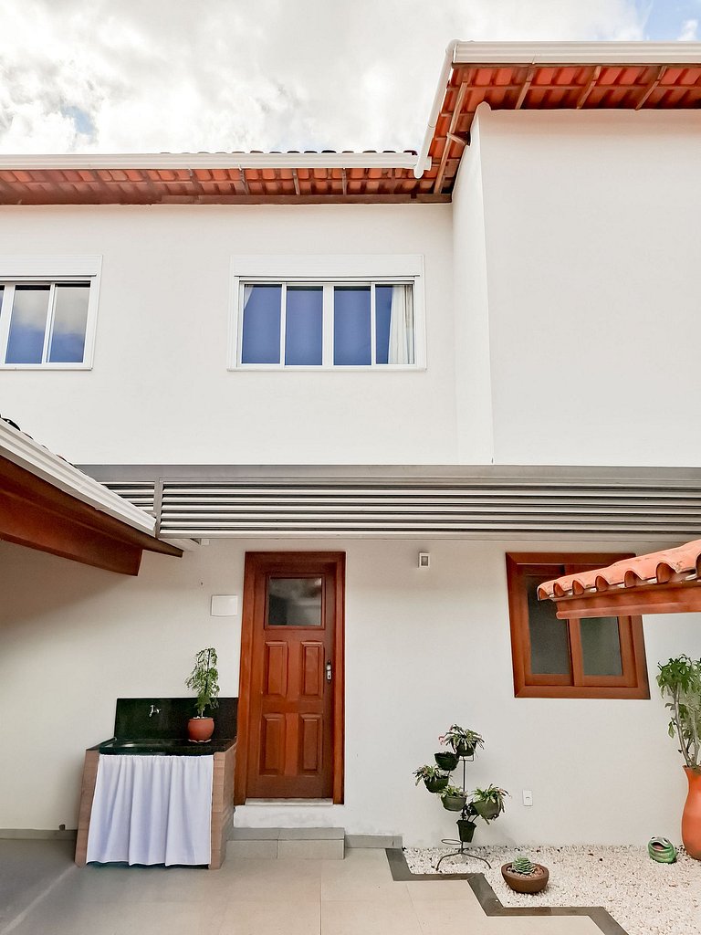 Casa Duplex: suíte, cozinha completa, 2 banheiros